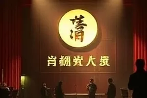 雪国列车之夜电影封面：暴雪中穿行的列车车窗暖光